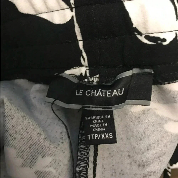 Le Chateau Black and White Floral Capris - Picture 3 of 4